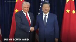 Bertemu di Korsel, Momen Dingin Pertemuan Donald Trump dan Xi Jinping Terekam Kamera, Isyarat Membaik?